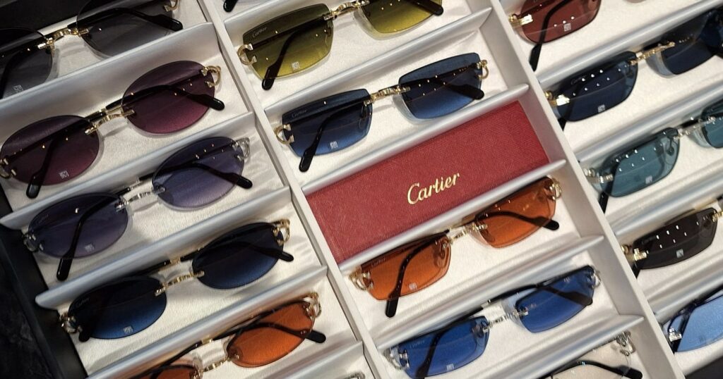 Lire la suite à propos de l’article Les lunettes Cartier,  marque emblématique du luxe,  désormais disponibles chez Janssen Opticiens.