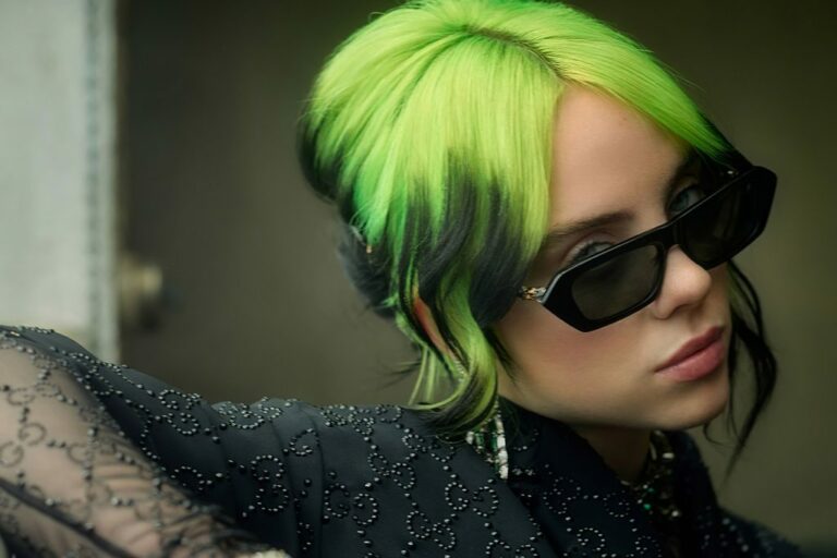 Billie Eilish portant des Cazal